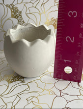 Load image into Gallery viewer, Egg cement pot