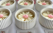 Load image into Gallery viewer, Daisy candles