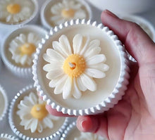 Load image into Gallery viewer, Daisy candles
