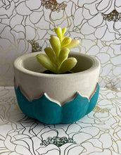 Load image into Gallery viewer, Lotus planter pot
