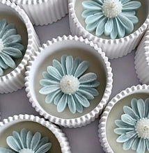 Load image into Gallery viewer, Daisy candles

