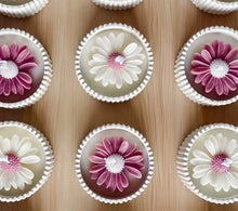 Load image into Gallery viewer, Daisy candles
