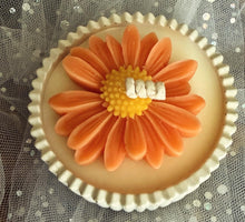 Load image into Gallery viewer, Daisy candles

