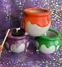 Load image into Gallery viewer, Witch pot soy candle
